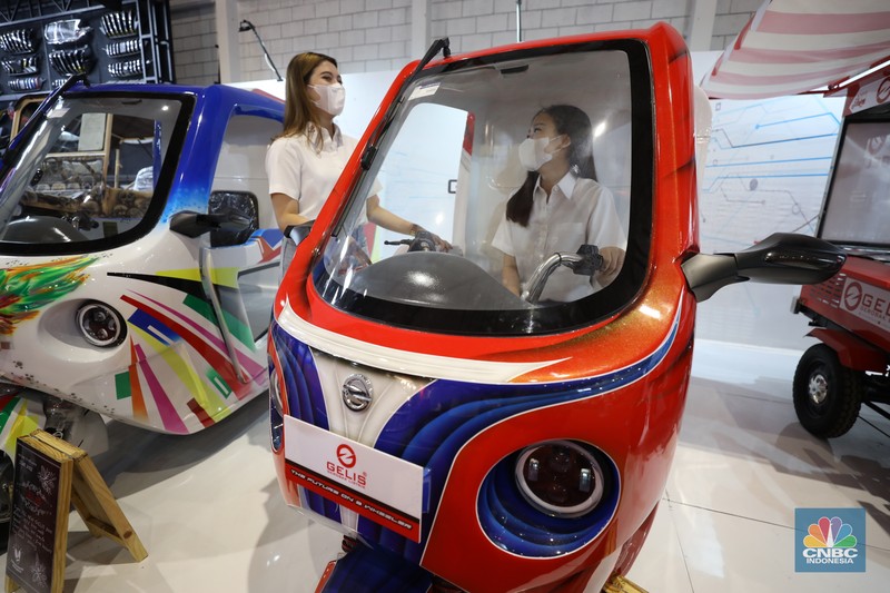 Gerobak Listrik (Gelis) yang dipamerkan dalam ajang Indonesia Internasional Motor Show (IIMS Gerobak Listrik (Gelis) yang dipamerkan dalam ajang Indonesia Internasional Motor Show (IIMS), Jumat (1/4/2022). Kendaraan niaga listrik roda tiga ini diproduksi di Cikeas, Bogor. (CNBC Indonesia/ Tri Susilo)
