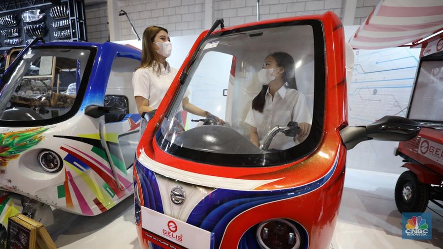 Gerobak Listrik (Gelis) yang dipamerkan dalam ajang Indonesia Internasional Motor Show (IIMS), Jumat (1/4/2022). Kendaraan niaga listrik roda tiga ini diproduksi di Cikeas, Bogor. (CNBC Indonesia/ Tri Susilo)