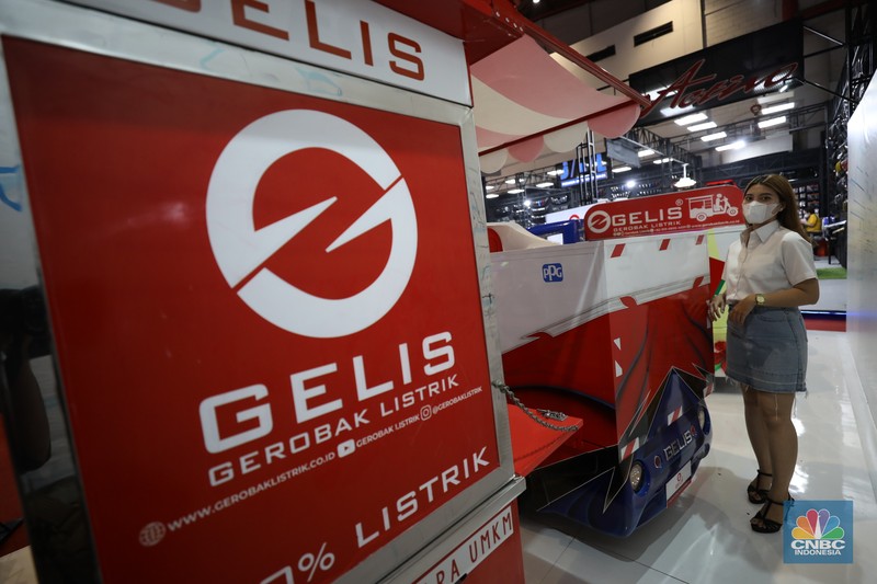 Gerobak Listrik (Gelis) yang dipamerkan dalam ajang Indonesia Internasional Motor Show (IIMS Gerobak Listrik (Gelis) yang dipamerkan dalam ajang Indonesia Internasional Motor Show (IIMS), Jumat (1/4/2022). Kendaraan niaga listrik roda tiga ini diproduksi di Cikeas, Bogor. (CNBC Indonesia/ Tri Susilo)
