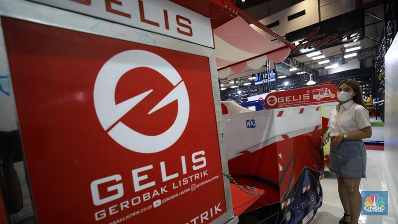 Gerobak Listrik (Gelis) yang dipamerkan dalam ajang Indonesia Internasional Motor Show (IIMS), Jumat (1/4/2022). Kendaraan niaga listrik roda tiga ini diproduksi di Cikeas, Bogor. (CNBC Indonesia/ Tri Susilo)