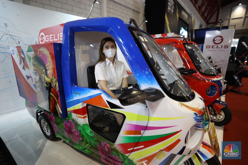 Gerobak Listrik (Gelis) yang dipamerkan dalam ajang Indonesia Internasional Motor Show (IIMS Gerobak Listrik (Gelis) yang dipamerkan dalam ajang Indonesia Internasional Motor Show (IIMS), Jumat (1/4/2022). Kendaraan niaga listrik roda tiga ini diproduksi di Cikeas, Bogor. (CNBC Indonesia/ Tri Susilo)