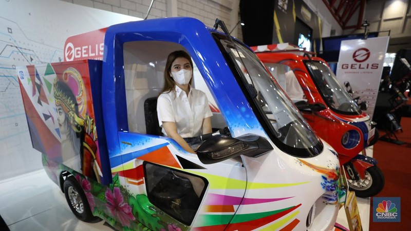Gerobak Listrik (Gelis) yang dipamerkan dalam ajang Indonesia Internasional Motor Show (IIMS), Jumat (1/4/2022). Kendaraan niaga listrik roda tiga ini diproduksi di Cikeas, Bogor. (CNBC Indonesia/ Tri Susilo)