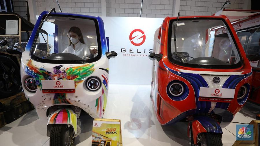 Gerobak Listrik (Gelis) yang dipamerkan dalam ajang Indonesia Internasional Motor Show (IIMS), Jumat (1/4/2022). Kendaraan niaga listrik roda tiga ini diproduksi di Cikeas, Bogor. (CNBC Indonesia/ Tri Susilo)