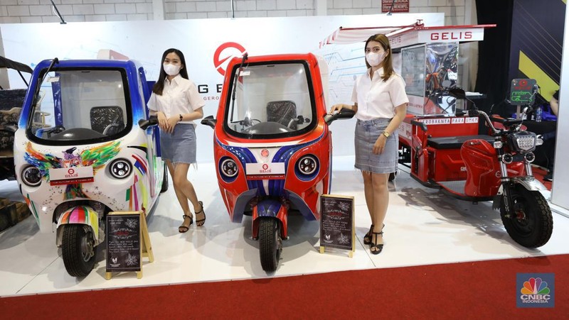 Gerobak Listrik (Gelis) yang dipamerkan dalam ajang Indonesia Internasional Motor Show (IIMS), Jumat (1/4/2022). Kendaraan niaga listrik roda tiga ini diproduksi di Cikeas, Bogor. (CNBC Indonesia/ Tri Susilo)
