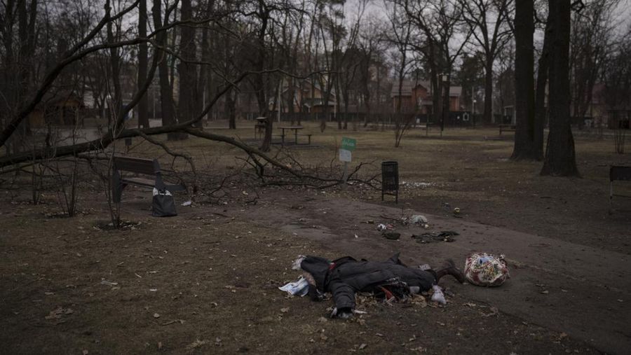 Mayat seorang wanita tergeletak di sebuah taman di Irpin, di pinggiran Kyiv, Ukraina, Minggu (13/3/2022). (AP Photo/Felipe Dana)