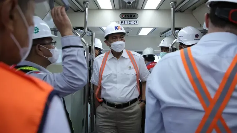 Menko Luhut Binsar Pandjaitan bersama Menteri Perhubungan dan Wakil Menteri BUMN melakukan uji coba LRT Jabodebek. Menko luhut mengungkapkan bahwa LRT Jabodebek dapat beroperasi pada September 2022. (Dok Kemnko Marves)