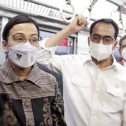 Sri Mulyani & BKS Naik KRL Bekasi yang Dibangun Pakai Utang