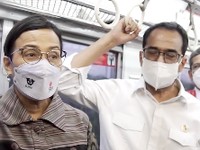 Sri Mulyani & BKS Naik KRL Bekasi yang Dibangun Pakai Utang