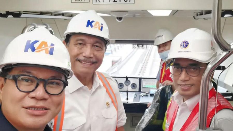 Menteri Perhubungan Budi Karya Sumadi bersama Wamen BUMN Kartika Wirjoatmodjo mendampingi Menko Bidang Maritim dan Investasi, Luhut Binsar Panjaitan melakukan uji coba pengoperasian Light Rail Transit (LRT) di Stasiun Harjamukti, Cibubur. (Tangkapan Layar Instagram @budikaryas)