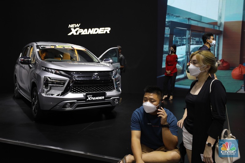 New Avanza Pengunjung melihat mobil Toyota Avanza terbaru di Dealer Auto 2000 Sudirman, Jakarta, Rabu, 24/11. Persaingan Toyota Avanza dan Mitsubishi Xpander terjadi di ajang Gaikindo Indonesia International Motor Show (GIIAS) 2021 pada 11-21 November 2021 di ICE BSD kemarin. Selama pameran, keduanya menjadi mobil terlaris yang dipesan konsumen dari masing-masing agen tunggal pemegang merek (ATPM).
Berdasarkan catatan Toyota Astra Motor (TAM), All New Avanza dan All New Veloz laku ribuan, memberikan kontribusi terbesar mencapai 1.534 unit, dengan masing-masing 711 unit dan 823 unit, atau sebesar 34% dari total seluruh model Toyota. (CNBC Indonesia/ Muhammad Sabki)