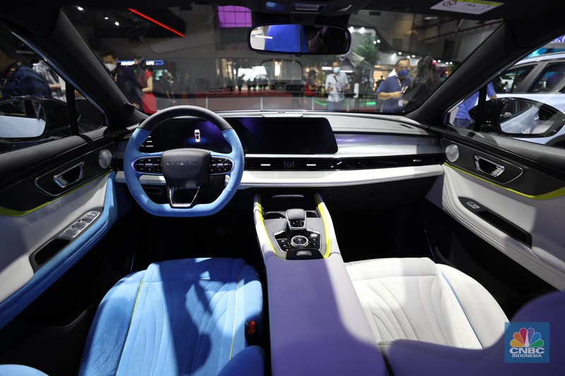 Cherry di acara Indonesia Internasional Motor Show (IIMS) di JI-Expo Kemayoran, Jakarta, Jumat, (1/4/2022).  Mobil keluaran China mengumumkan resmi kembali ke Indonesia, setelah sempat menghilang 10 tahun. (CNBC Indonesia/ Tri Susilo)