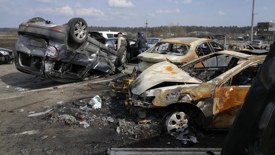 Mobil dibakar oleh pasukan Rusia dan ditinggalkan oleh para pengungsi di jalan di luar Irpin dekat Kyiv, Ukraina, Kamis (31/3/2022).  (AP Photo/Efrem Lukatsky)