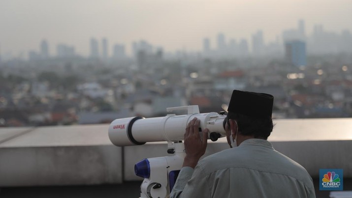 Pemantauan Hilal 1 Ramadan 1443 H Petugas dari Badan Hisab Rukiyat memantau hilal 1 Ramadan 1443 H di Gedung Kanwil Kemenag DKI, Jakarta, Jumat 1/4/2022). Indonesia menggunakan metode Hisab dan Rukyat dalam menentukan awal bulan pada Kalender Hijriyah. (CNBC Indonesia/ Muhammad Sabki)