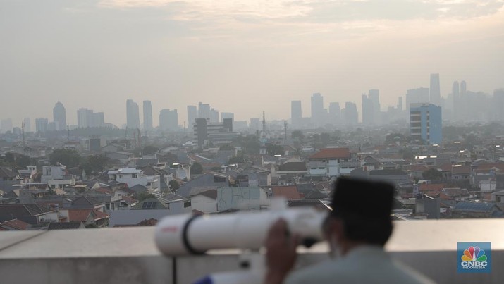 Pemantauan Hilal 1 Ramadan 1443 H Petugas dari Badan Hisab Rukiyat memantau hilal 1 Ramadan 1443 H di Gedung Kanwil Kemenag DKI, Jakarta, Jumat 1/4/2022). Indonesia menggunakan metode Hisab dan Rukyat dalam menentukan awal bulan pada Kalender Hijriyah. (CNBC Indonesia/ Muhammad Sabki)