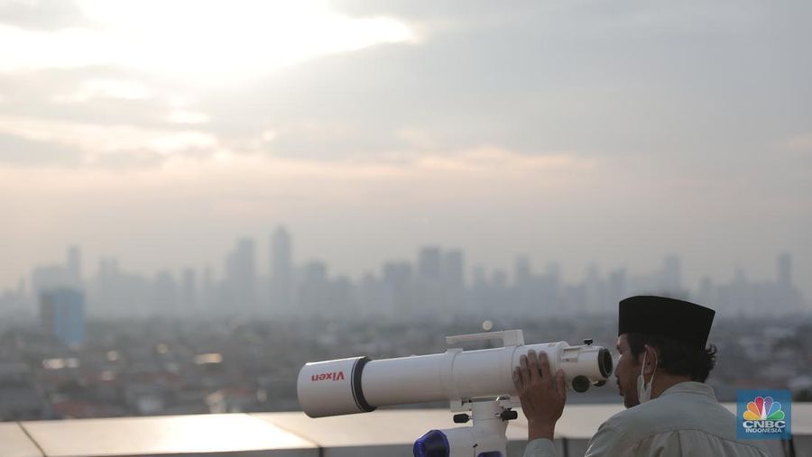 Petugas dari Badan Hisab Rukiyat memantau hilal 1 Ramadan 1443 H di Gedung Kanwil Kemenag DKI, Jakarta, Jumat 1/4/2022). Indonesia menggunakan metode Hisab dan Rukyat dalam menentukan awal bulan pada Kalender Hijriyah.  (CNBC Indonesia/ Muhammad Sabki)