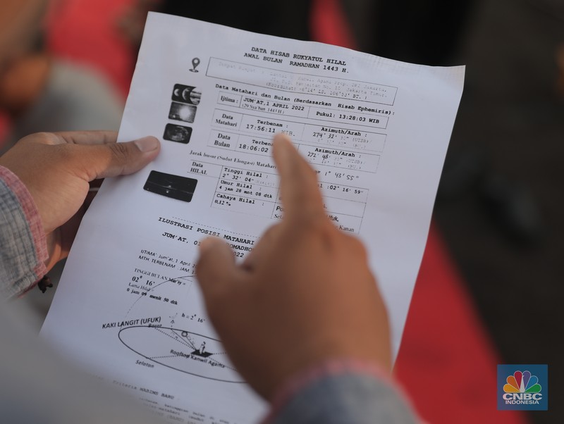 Petugas dari Badan Hisab Rukiyat memantau hilal 1 Ramadan 1443 H di Gedung Kanwil Kemenag DKI, Jakarta, Jumat 1/4/2022). Indonesia menggunakan metode Hisab dan Rukyat dalam menentukan awal bulan pada Kalender Hijriyah.  (CNBC Indonesia/ Muhammad Sabki)