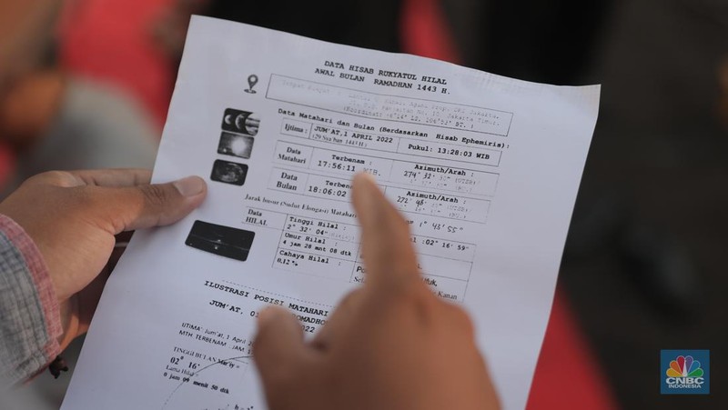 Petugas dari Badan Hisab Rukiyat memantau hilal 1 Ramadan 1443 H di Gedung Kanwil Kemenag DKI, Jakarta, Jumat 1/4/2022). Indonesia menggunakan metode Hisab dan Rukyat dalam menentukan awal bulan pada Kalender Hijriyah.  (CNBC Indonesia/ Muhammad Sabki)