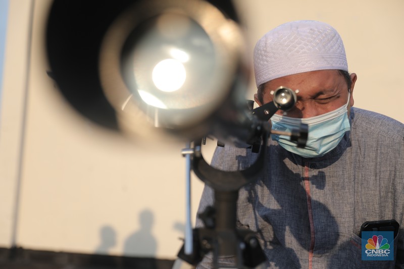 Pemantauan Hilal 1 Ramadan 1443 H Petugas dari Badan Hisab Rukiyat memantau hilal 1 Ramadan 1443 H di Gedung Kanwil Kemenag DKI, Jakarta, Jumat 1/4/2022). Indonesia menggunakan metode Hisab dan Rukyat dalam menentukan awal bulan pada Kalender Hijriyah. (CNBC Indonesia/ Muhammad Sabki)
