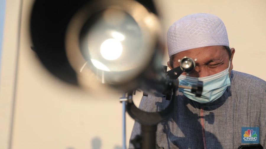 Petugas dari Badan Hisab Rukiyat memantau hilal 1 Ramadan 1443 H di Gedung Kanwil Kemenag DKI, Jakarta, Jumat 1/4/2022). Indonesia menggunakan metode Hisab dan Rukyat dalam menentukan awal bulan pada Kalender Hijriyah. (²©²ÊÍøÕ¾/ Muhammad Sabki)