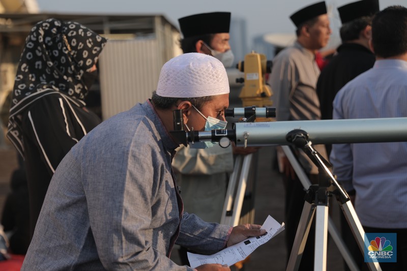 Petugas dari Badan Hisab Rukiyat memantau hilal 1 Ramadan 1443 H di Gedung Kanwil Kemenag DKI, Jakarta, Jumat 1/4/2022). Indonesia menggunakan metode Hisab dan Rukyat dalam menentukan awal bulan pada Kalender Hijriyah.  (CNBC Indonesia/ Muhammad Sabki)