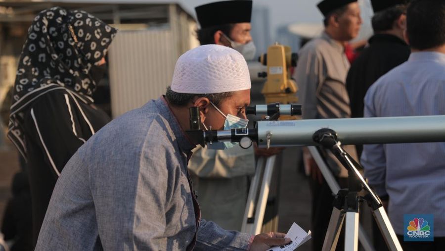 Petugas dari Badan Hisab Rukiyat memantau hilal 1 Ramadan 1443 H di Gedung Kanwil Kemenag DKI, Jakarta, Jumat 1/4/2022). Indonesia menggunakan metode Hisab dan Rukyat dalam menentukan awal bulan pada Kalender Hijriyah.  (CNBC Indonesia/ Muhammad Sabki)
