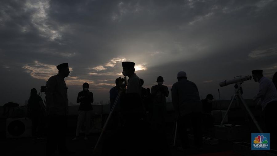 Petugas dari Badan Hisab Rukiyat memantau hilal 1 Ramadan 1443 H di Gedung Kanwil Kemenag DKI, Jakarta, Jumat 1/4/2022). Indonesia menggunakan metode Hisab dan Rukyat dalam menentukan awal bulan pada Kalender Hijriyah.  (CNBC Indonesia/ Muhammad Sabki)
