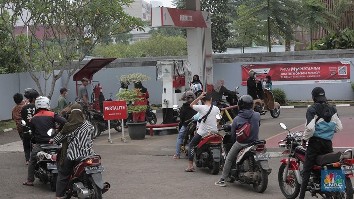 Suasana pengisian BBM di SPBU Bojongsari, Jawa Barat, Jumat (14/2022). (CNBC Indonesia/ Muhammad Sabki)
