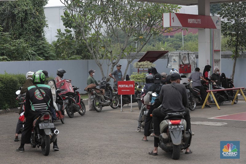 Suasana pengisian BBM di SPBU Bojongsari, Suasana pengisian BBM di SPBU Bojongsari, Jawa Barat, Jumat (14/2022). (CNBC Indonesia/ Muhammad Sabki)