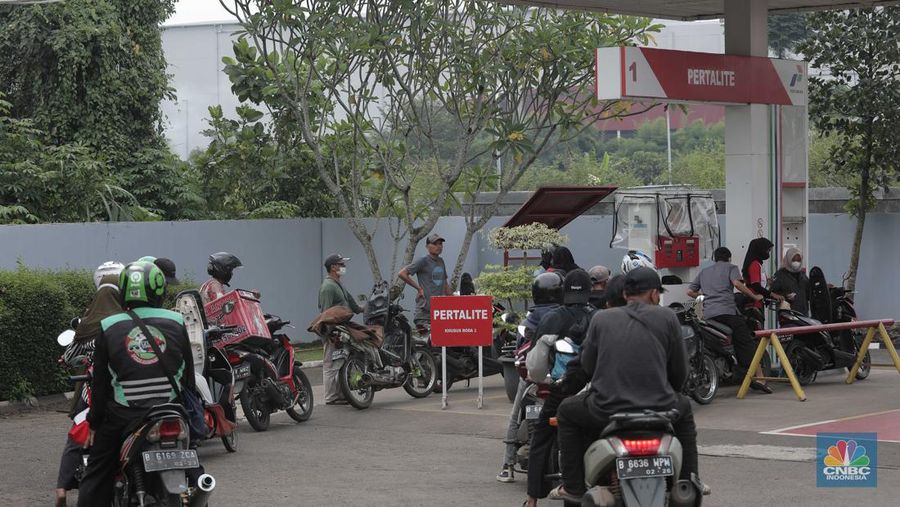 Suasana pengisian BBM di SPBU Bojongsari, Jawa Barat, Jumat (14/2022). (²©²ÊÍøÕ¾/ Muhammad Sabki)