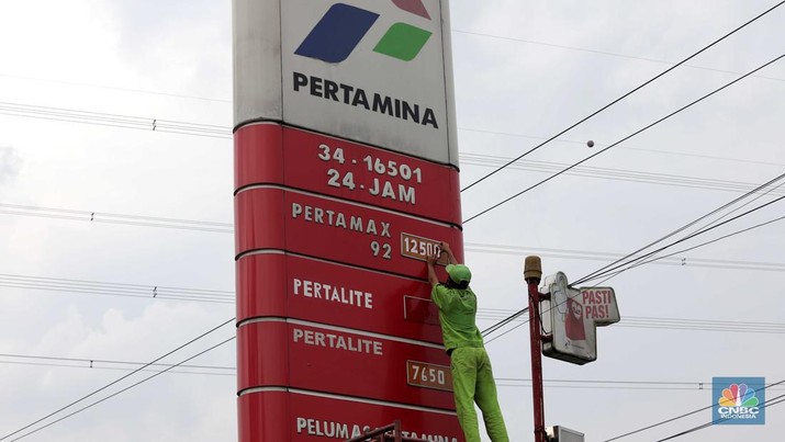Suasana pengisian BBM di SPBU Bojongsari, Suasana pengisian BBM di SPBU Bojongsari, Jawa Barat, Jumat (14/2022). (CNBC Indonesia/ Muhammad Sabki)