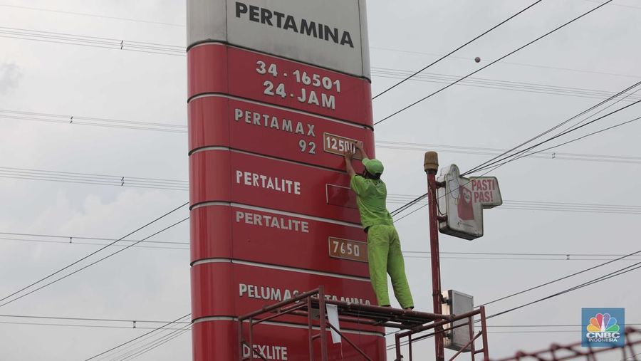 Suasana pengisian BBM di SPBU Bojongsari,