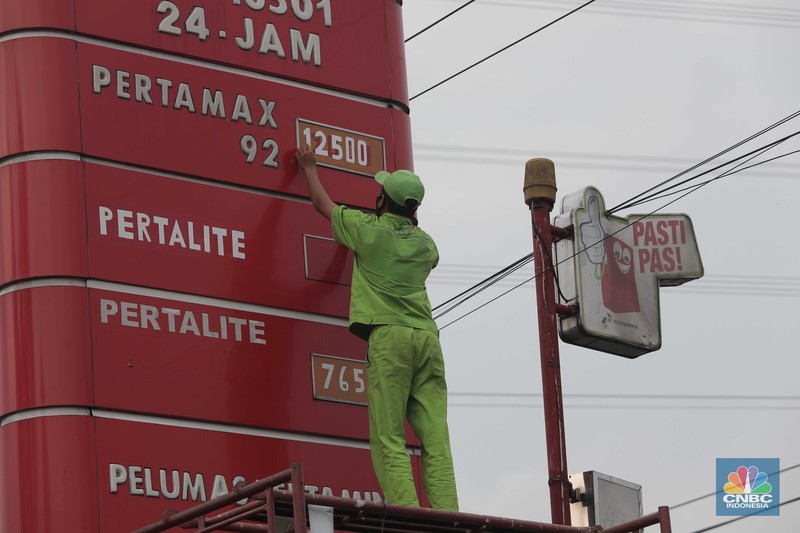 Suasana pengisian BBM di SPBU Bojongsari, Suasana pengisian BBM di SPBU Bojongsari, Jawa Barat, Jumat (14/2022). (CNBC Indonesia/ Muhammad Sabki)