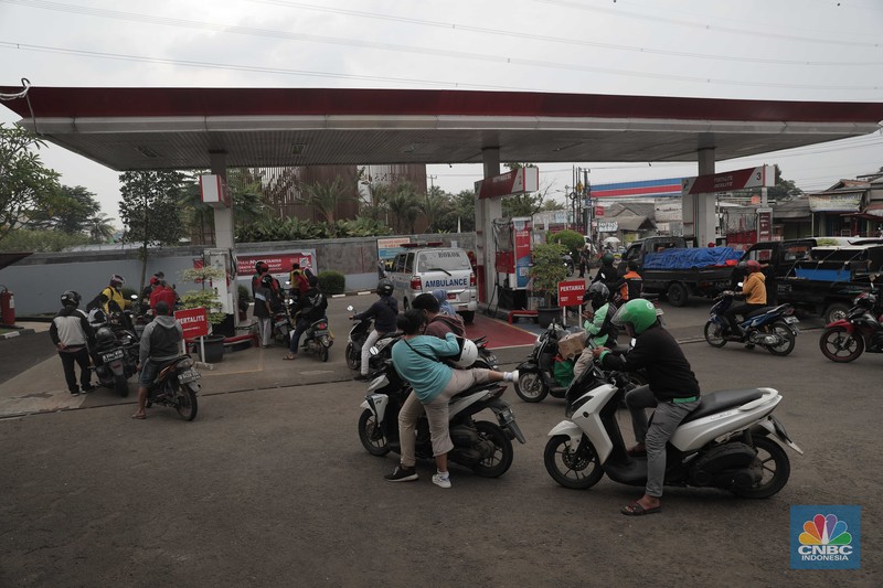 Suasana pengisian BBM di SPBU Bojongsari, Suasana pengisian BBM di SPBU Bojongsari, Jawa Barat, Jumat (14/2022). (CNBC Indonesia/ Muhammad Sabki)