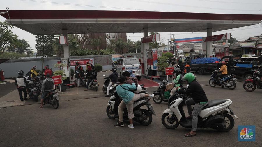 Suasana pengisian BBM di SPBU Bojongsari, Jawa Barat, Jumat (14/2022). (CNBC Indonesia/ Muhammad Sabki)