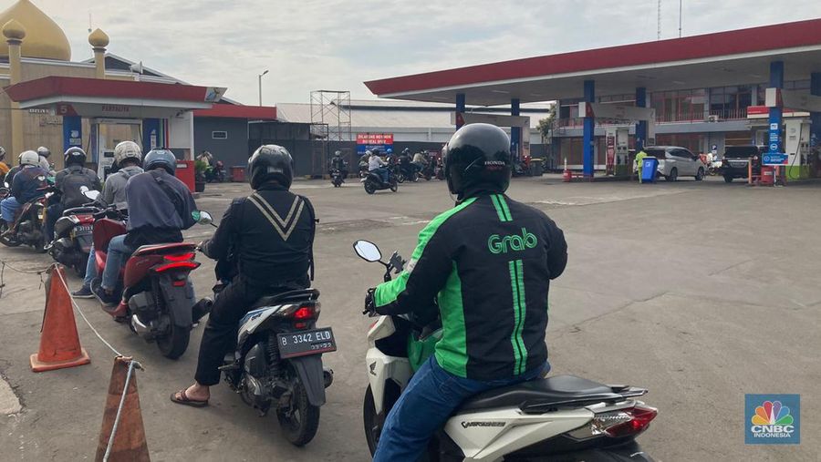 Suasana Pengisian BBM di SPBU Pertamina, Cimaggis Jln Raya Bogor (CNBC Indonesia/Verda Nano Setiawan)