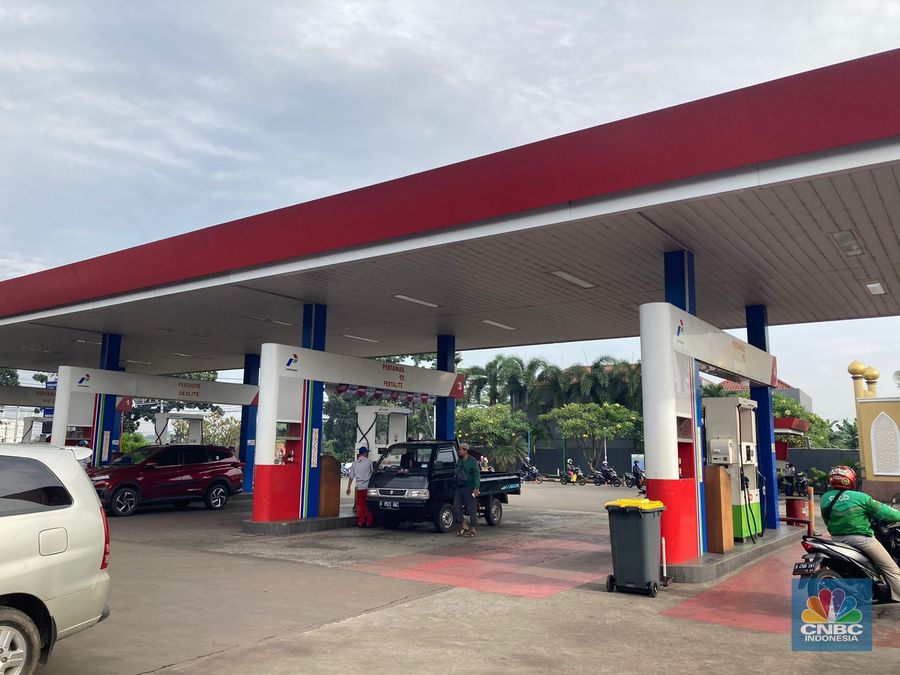 Suasana Pengisian BBM di SPBU Pertamina, Cimaggis