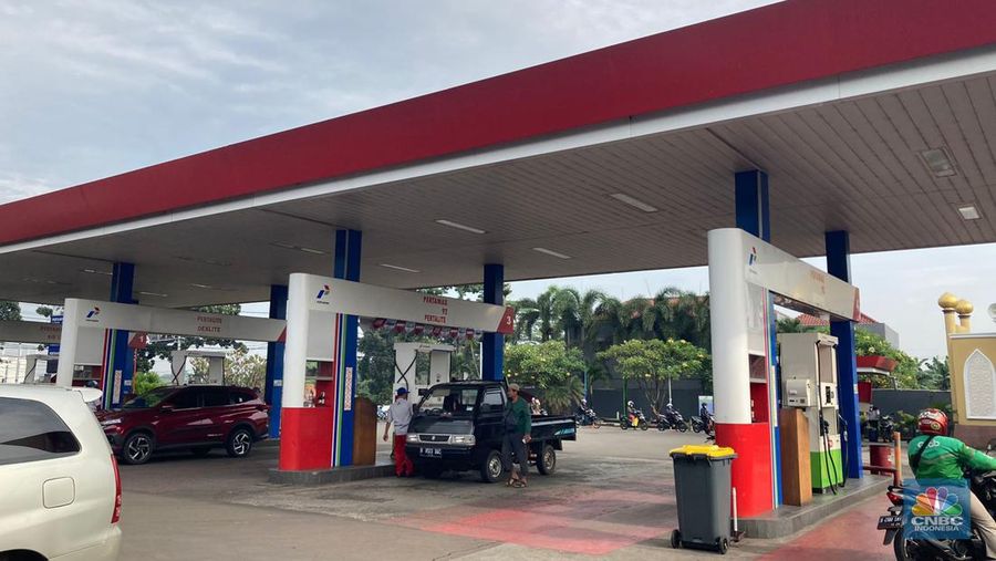 Suasana Pengisian BBM di SPBU Pertamina, Cimaggis