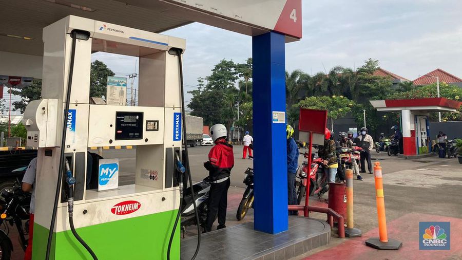 Suasana Pengisian BBM di SPBU Pertamina, Cimaggis Jln Raya Bogor (CNBC Indonesia/Verda Nano Setiawan)