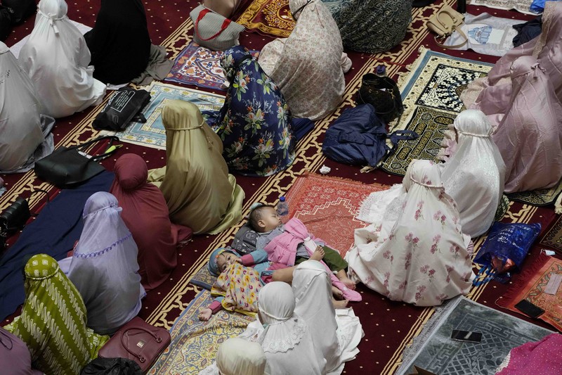 Indonesia Ramadan Men perform prayers on the eve of the holy fasting month of Ramadan at Istiqlal Mosque in Jakarta, Indonesia, Saturday, April 2, 2022. (AP Photo/Dita Alangkara)