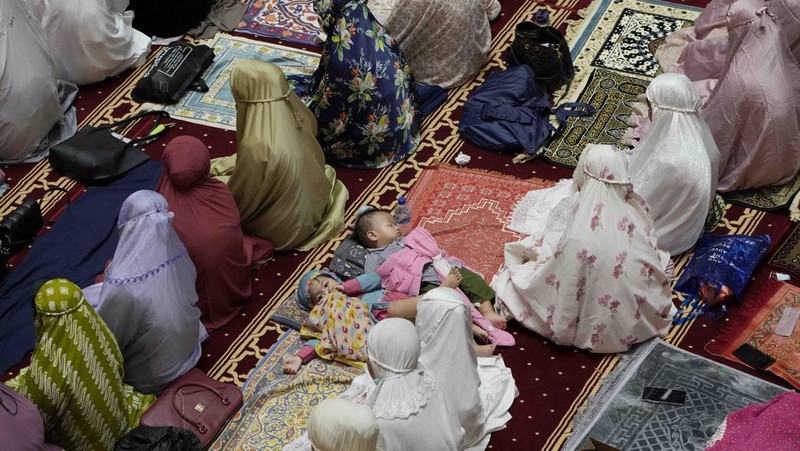 Men perform prayers on the eve of the holy fasting month of Ramadan at Istiqlal Mosque in Jakarta, Indonesia, Saturday, April 2, 2022. (AP Photo/Dita Alangkara)