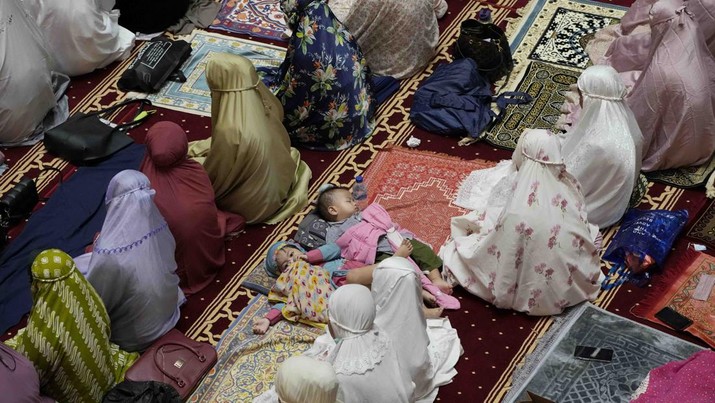 APTOPIX Indonesia Ramadan Children sleep as Muslim women perform an evening prayer called 'tarawih' that marks the first eve of the holy fasting month of Ramadan at Istiqlal Mosque in Jakarta, Indonesia, Saturday, April 2, 2022. During Ramadan Muslims refrain from eating, drinking, smoking and sex from dawn to dusk. (AP Photo/Dita Alangkara)