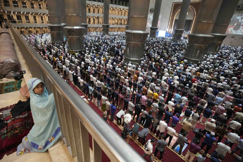 Indonesia Ramadan Men perform prayers on the eve of the holy fasting month of Ramadan at Istiqlal Mosque in Jakarta, Indonesia, Saturday, April 2, 2022. (AP Photo/Dita Alangkara)