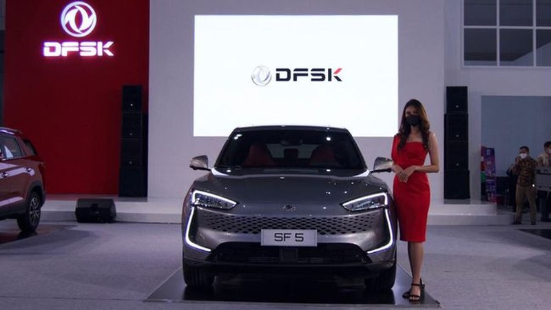 Mobil Listrik Hyundai IONIQ 5 Produksi Indonesia yang di pamerkan dalam ajang Indonesia International Motor Show (IIMS) 2022 di JIExpo-Kemayoran, Kamis (31/3/2022). IONIQ 5 merupakan mobil listrik yang diproduksi di pabrik Hyundai di Cikarang, Jawa Barat.  (CNBC Indonesia/ Tri Susilo).