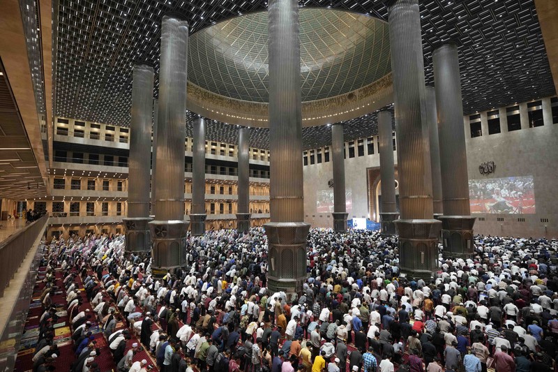 Indonesia Ramadan Men perform prayers on the eve of the holy fasting month of Ramadan at Istiqlal Mosque in Jakarta, Indonesia, Saturday, April 2, 2022. (AP Photo/Dita Alangkara)