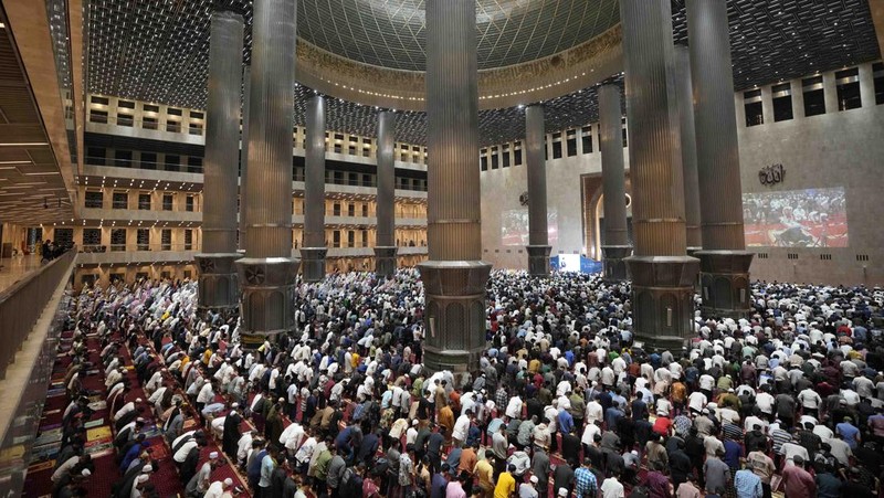 Men perform prayers on the eve of the holy fasting month of Ramadan at Istiqlal Mosque in Jakarta, Indonesia, Saturday, April 2, 2022. (AP Photo/Dita Alangkara)