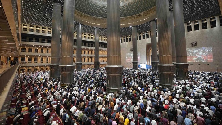 Indonesia Ramadan Men perform prayers on the eve of the holy fasting month of Ramadan at Istiqlal Mosque in Jakarta, Indonesia, Saturday, April 2, 2022. (AP Photo/Dita Alangkara)