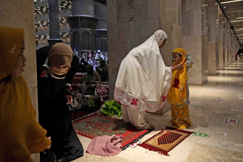 Indonesia Ramadan Men perform prayers on the eve of the holy fasting month of Ramadan at Istiqlal Mosque in Jakarta, Indonesia, Saturday, April 2, 2022. (AP Photo/Dita Alangkara)
