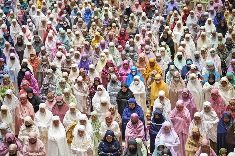 Indonesia Ramadan Men perform prayers on the eve of the holy fasting month of Ramadan at Istiqlal Mosque in Jakarta, Indonesia, Saturday, April 2, 2022. (AP Photo/Dita Alangkara)