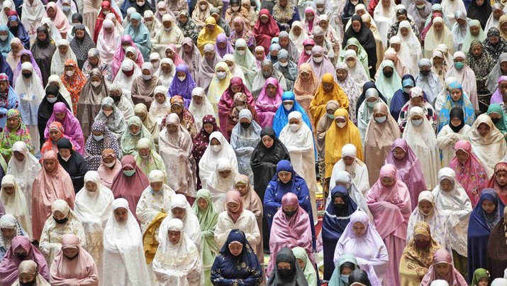 Muslim women perform an evening prayer called 'tarawih' that marks the first eve of the holy fasting month of Ramadan at Istiqlal Mosque in Jakarta, Indonesia, Saturday, April 2, 2022. During Ramadan Muslims refrain from eating, drinking, smoking and sex from dawn to dusk. (AP Photo/Dita Alangkara)