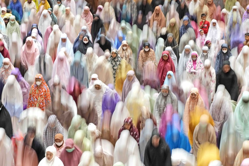 Indonesia Ramadan Men perform prayers on the eve of the holy fasting month of Ramadan at Istiqlal Mosque in Jakarta, Indonesia, Saturday, April 2, 2022. (AP Photo/Dita Alangkara)
